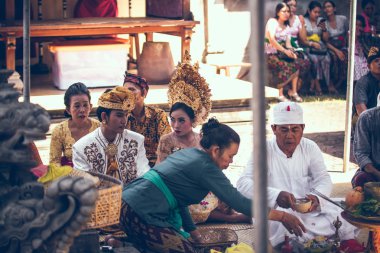 Bali, Endonezya - 13 Nisan 2018: Bali dili düğün töreni insanlar. Geleneksel düğün.