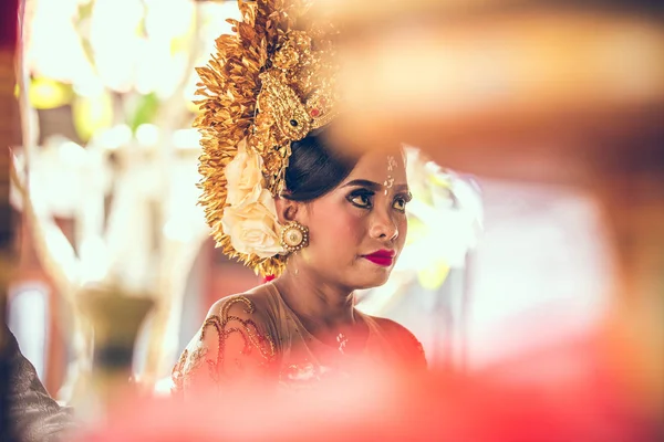 Bali, Indonésie - 13. dubna 2018: Novomanželé na balijské svatební obřad. Tradiční svatba. — Stock fotografie