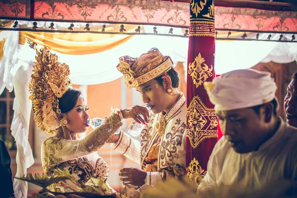 BALI, INDONÉSIA - 13 de abril de 2018: recém-casados em cerimônia de casamento balinesa. Casamento tradicional . — Fotografia de Stock