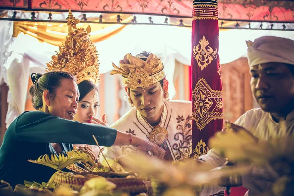 BALI, INDONESIA - 13 DE ABRIL DE 2018: Recién casados en ceremonia de boda balinesa. Boda tradicional . — Foto de Stock