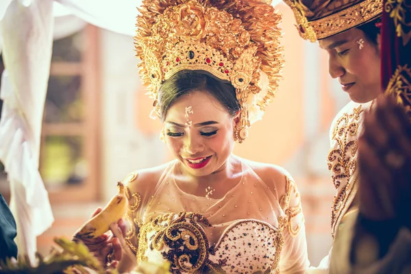 Bali, Indonezja - 13 kwietnia 2018: Nowożeńcy na Balijski ślub. Tradycyjny ślub. — Zdjęcie stockowe