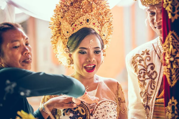 BALI, INDONESIA - 13 DE ABRIL DE 2018: Recién casados en ceremonia de boda balinesa. Boda tradicional . — Foto de Stock