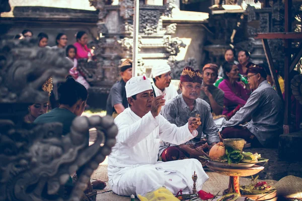 БАЛИ, ИНДОНЕЗИЯ - 13 апреля 2018 года: Люди на балийской свадебной церемонии. Традиционная свадьба . — стоковое фото
