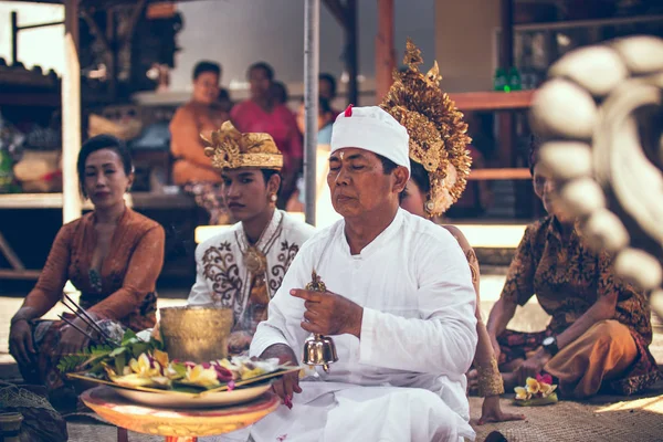 BALI, INDONÉSIA - 13 de abril de 2018: Pessoas em cerimônia de casamento balinesa. Casamento tradicional . — Fotografia de Stock