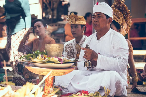 Μπαλί, Ινδονησία - 13 Απριλίου 2018: Οι άνθρωποι στο Μπαλί γαμήλια τελετή. Παραδοσιακός γάμος. — Φωτογραφία Αρχείου