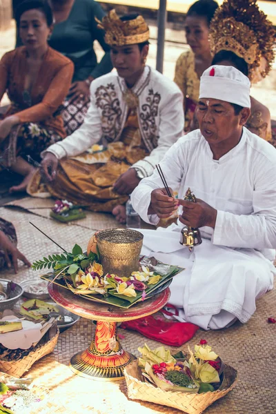 Bali, Indonesië - 13 April 2018: Mensen op balinese huwelijksceremonie. Traditionele bruiloft. — Stockfoto