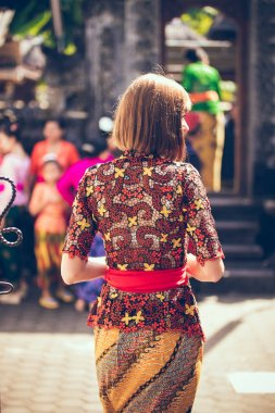 Bali, Endonezya - 13 Nisan 2018: Avrupa kadınlarda Bali düğün töreni. Geleneksel düğün.