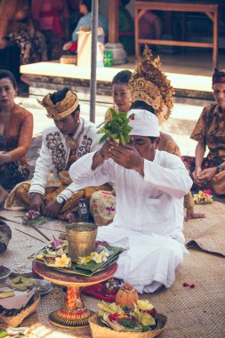 Bali, Endonezya - 13 Nisan 2018: Bali dili düğün töreni insanlar. Geleneksel düğün.