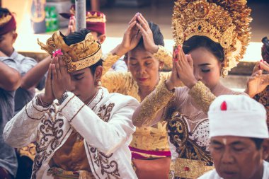 Bali, Endonezya - 13 Nisan 2018: Bali dili düğün töreni insanlar. Geleneksel düğün.