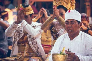 Bali, Endonezya - 13 Nisan 2018: Bali dili düğün töreni insanlar. Geleneksel düğün.