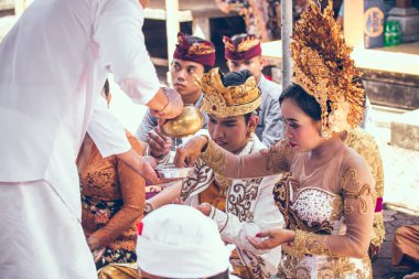 Bali, Endonezya - 13 Nisan 2018: Bali dili düğün töreni insanlar. Geleneksel düğün.