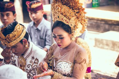 Bali, Endonezya - 13 Nisan 2018: Bali dili düğün töreni insanlar. Geleneksel düğün.