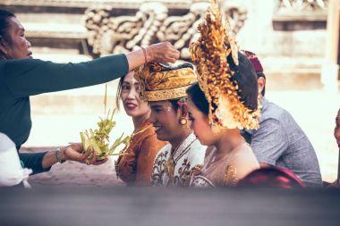 Bali, Endonezya - 13 Nisan 2018: Bali dili düğün töreni insanlar. Geleneksel düğün.