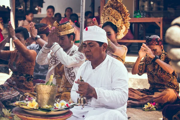 巴厘岛, 印度尼西亚-2018年4月13日: 人们在巴厘岛婚礼仪式。传统婚礼. — 图库照片
