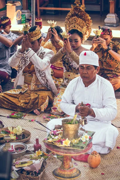 Bali, Indonesië - 13 April 2018: Mensen op balinese huwelijksceremonie. Traditionele bruiloft. — Stockfoto