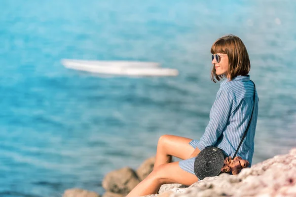 Vrouw met trendy stijlvolle rotan tas en zijden sjaal buiten. Tropische eiland Bali, Indonesië. Rotan handtas en zijden sjaal. — Stockfoto