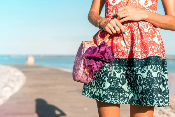 Frau mit modischer stylischer Rattantasche und Seidentuch draußen. tropische Insel Bali, Indonesien. Handtasche aus Rattan und Seidenschal. — Stockfoto