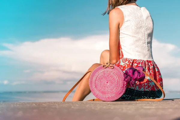 Vrouw met trendy stijlvolle rotan tas en zijden sjaal buiten. Tropische eiland Bali, Indonesië. Rotan handtas en zijden sjaal. — Stockfoto