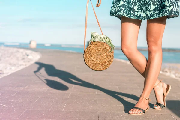 Şık şık rattan çanta ve İpek eşarp dışında olan kadın. Bali, Endonezya'nın tropik ada. Rattan el çantası ve İpek eşarp.