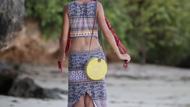 在海滩上时尚时尚的黄色藤袋的妇女。巴厘岛的热带岛屿。手工藤生态手袋高清镜头. — 图库视频影像