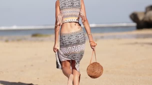Frau mit modischer stylischer nackter Rattantasche am Strand. tropische Insel Bali. Handgemachte Handtasche aus Rattan. — Stockvideo