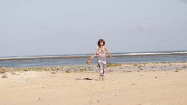 Şık şık çıplak rattan çanta sahilde olan kadın. Bali tropikal ada. El yapımı Rattan Eko çanta Hd ayak.