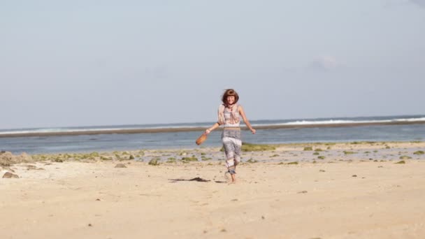 Mulher com elegante elegante bolsa de vime nu na praia. Ilha tropical de Bali. Handmade Rattan eco bolsa de imagens HD . — Vídeo de Stock