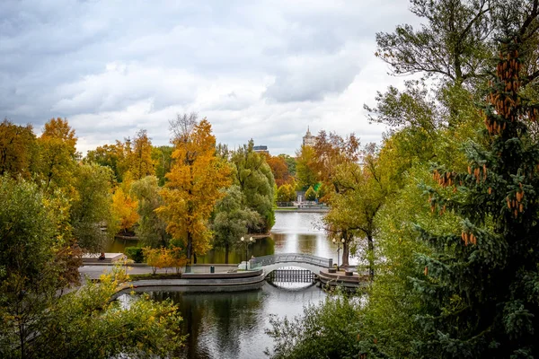 Oude brug in het herfstpark. Mooie herfst scene. — Stockfoto