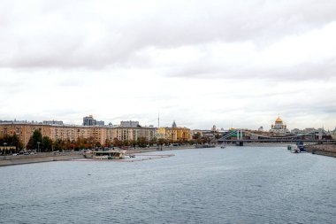 Sonbahar zamanı Moskova nehrinin panoramik manzarası. Rusya.