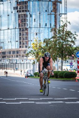 MOSCOW, RUSSIA - 25 Ağustos 2019: Ironman Bisiklet Yarışması, yarışa katılan bisikletçi sporcular. Demir Yıldızı Crocus Fitness Triatlonu.