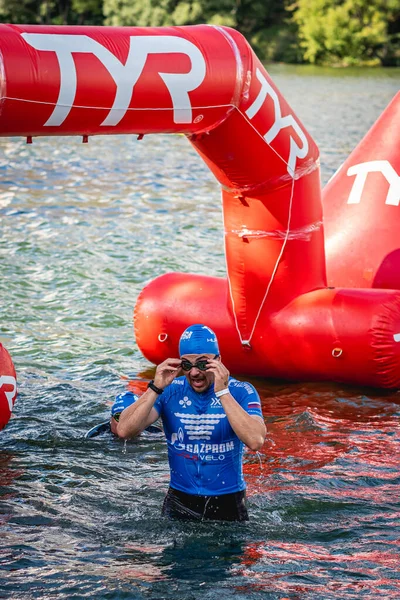 MOSCA, RUSSIA - 25 AGOSTO 2019: Ironman Nuotatori in acque aperte evento Mosca fiume. Ironstar Crocus Fitness Triathlon 2019. — Foto Stock