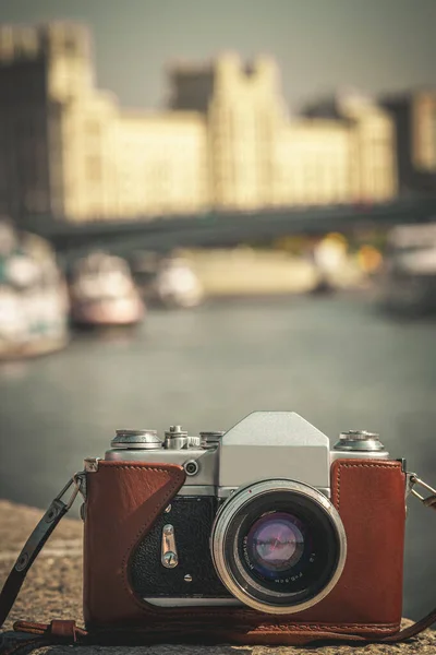 MOSCOW, RUSSIA - AUGUST 30, 2019: Retro vintage old camera on a city background. Retro color. — 스톡 사진