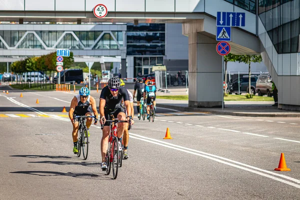 MOSCOU, RUSSIE - 25 AOÛT 2019 : Ironman Compétition cycliste, athlètes cyclistes en course. Triathlon Ironstar Crocus Fitness. — Photo