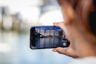 Moskova, Rusya - 25 Ağustos 2019: Ironman Yüzücüleri motorlu gemide yüzmeye hazırlanıyor. Ironstar Crocus Fitness Triatlon 2019.