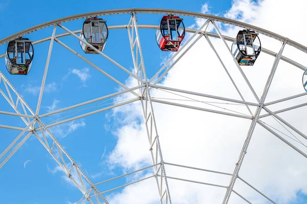 Ferris Wheel Over Blue Sky. — Stock Photo, Image