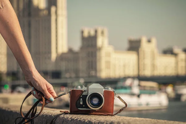 モスクワ,ロシア- 2019年8月30日:都市の背景にレトロなヴィンテージ古いカメラ。レトロカラー. — ストック写真