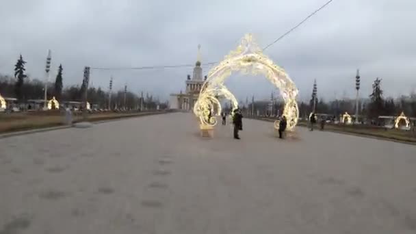 モスクワ,ロシア- 11月27 、 2019:公園Vdnkh,クリスマスの装飾へのメインの入り口のハイパーラプス。色補正なし. — ストック動画