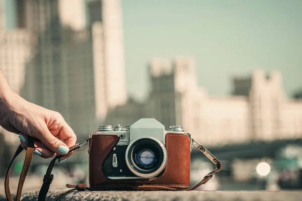 MOSCOW, RUSSIA - AUGUST 30, 2019: Retro vintage old camera on a city background. Retro color. — 스톡 사진
