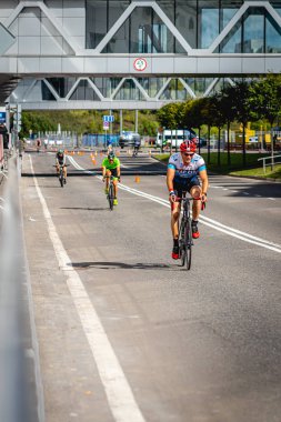 MOSCOW, RUSSIA - 25 Ağustos 2019: Ironman Bisiklet Yarışması, yarışa katılan bisikletçi sporcular. Demir Yıldızı Crocus Fitness Triatlonu.