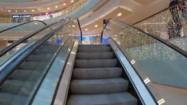 Moskova, Rusya - 30 Kasım 2019: Moskova şehir merkezindeki Afimall alışveriş merkezinin aşırı kayması.