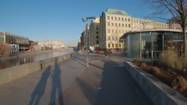 MOSCOW, RÚSSIA - 1 DE DEZEMBRO DE 2019: Hyperlapse of Crimean embankment, plain vídeo, ready for editing . — Vídeo de Stock