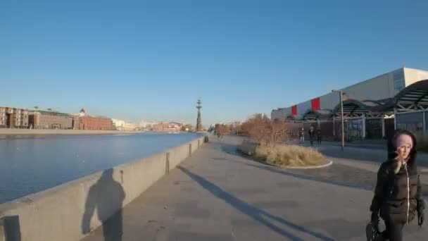 Moskou, Rusland - 1 december 2019: Hyperlapse van de Krimdijk, duidelijke video, klaar voor montage. — Stockvideo