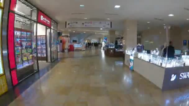 Moskova, Rusya - 30 Kasım 2019: Moskova şehir merkezindeki Afimall alışveriş merkezinin aşırı kayması. — Stok video