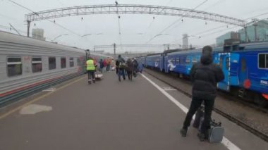 Moskova, Rusya - 30 Kasım 2019: Paveletsky tren istasyonunun hiperlapası. Zaman aşımı.