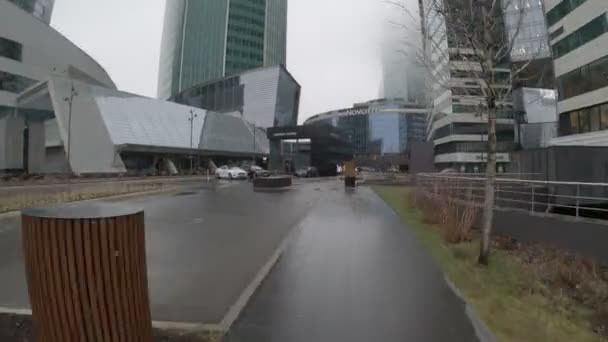 Moskova, Rusya - 30 Kasım 2019: Moskova 'daki Novotel binasının hiperlapesi. Zaman aşımı. — Stok video