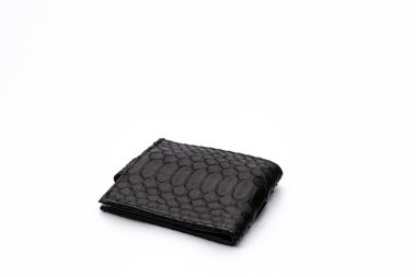 Beyaz arka planda izole edilmiş lüks yılan derisi piton cüzdanı..