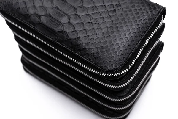 Moda de lujo de piel de serpiente python monederos negros aislados sobre un fondo blanco . —  Fotos de Stock