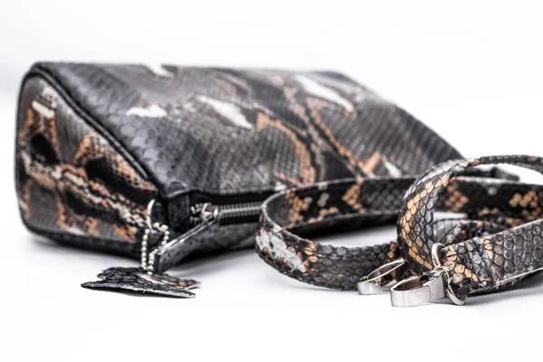 흰색 배경에 분리 된 패션 럭셔리 뱀 스킨 파이 선 핸드백. — 스톡 사진