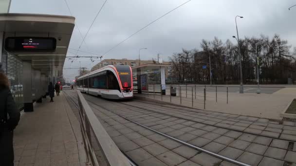 MOSCOW, RUSSIA - NOVEMBER 27, 2019: Tram rides by rails during cloudy day. VDNKh station. — 图库视频影像