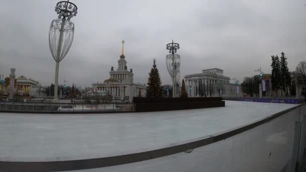 MOSCOW, RUSSIA - NOVEMBER 27, 2019: Big city ice skating rink at VDNKh. — ストック動画